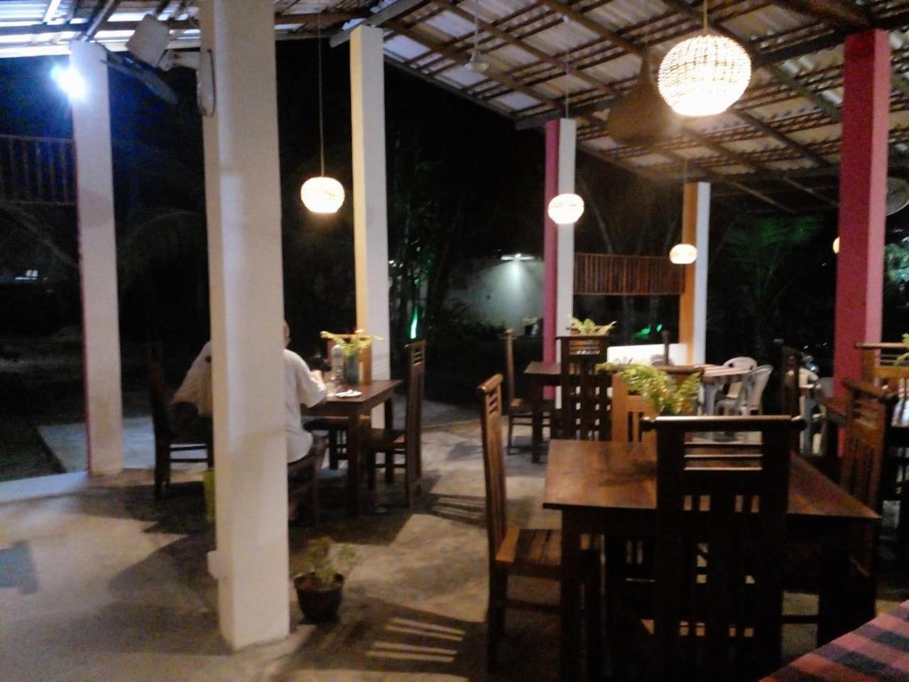 Jungle Restaurant And Villa Unawatuna Buitenkant foto