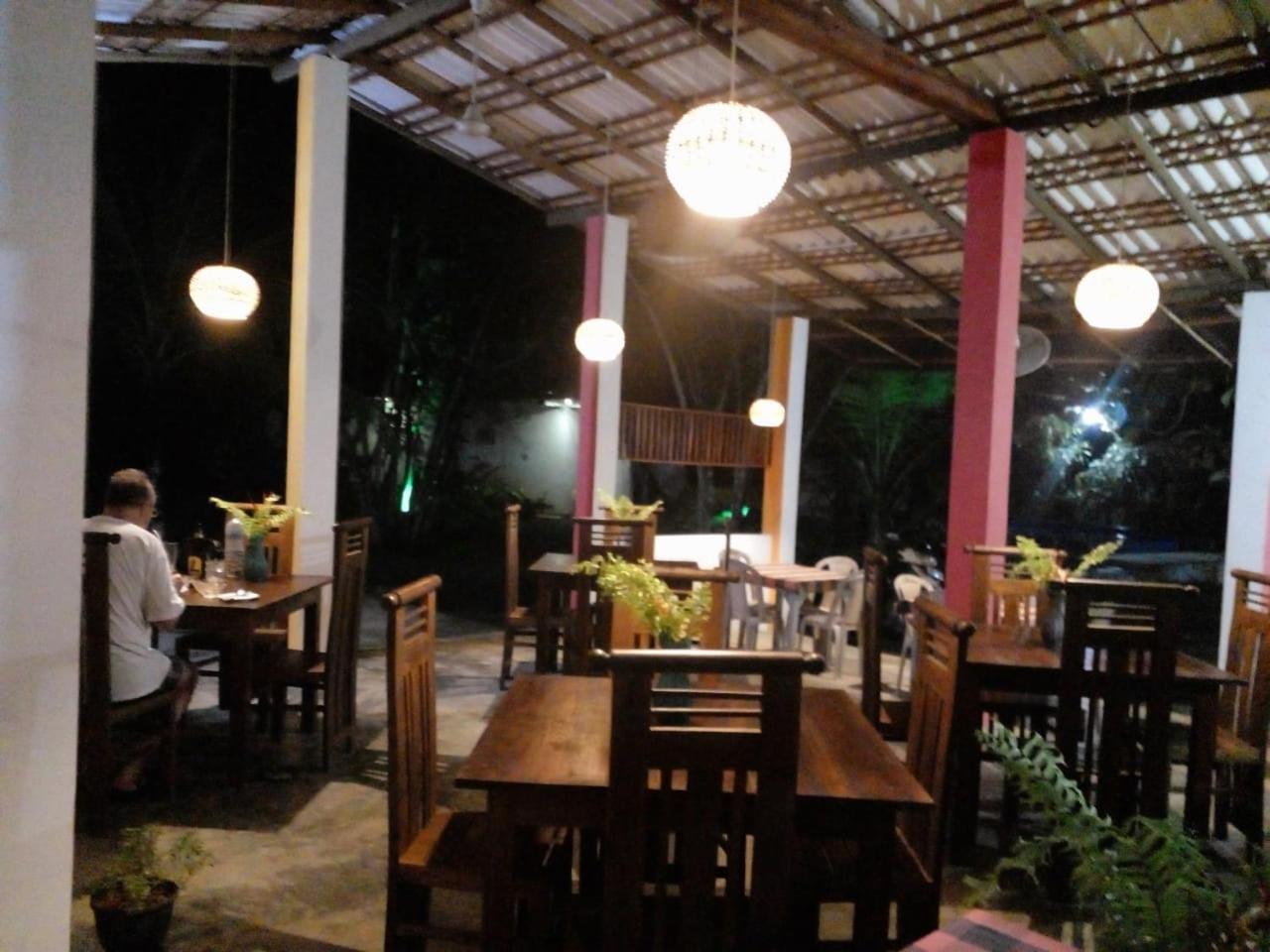 Jungle Restaurant And Villa Unawatuna Buitenkant foto